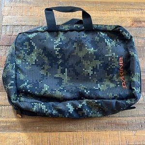BNWOT DAKINE CAMO TRAVEL KIT